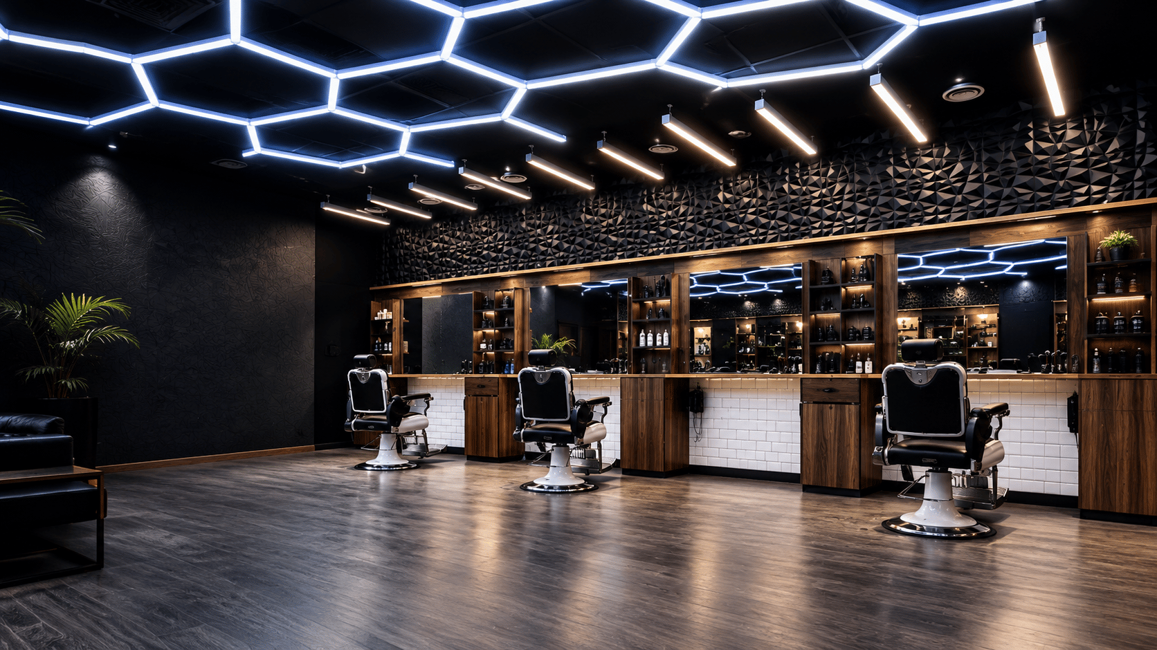 Salongsinteriör med barberarstolar, speglar och takbelysning